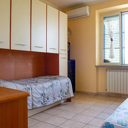 Lucia Βίλα Lucera